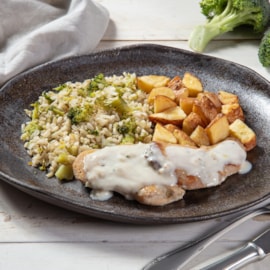 Filé de Frango ao Molho Branco c/ Arroz Integral de Brócolis e Batatas Coradas