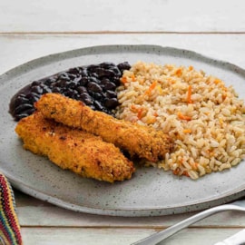 Frango Crocante com Arroz integral e Feijão.