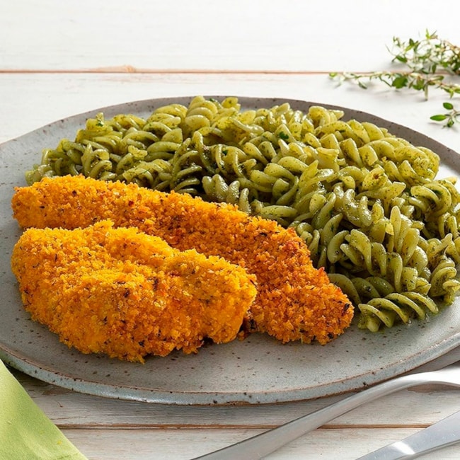 Frango Crocante com Macarrão de Arroz ao Molho Pesto